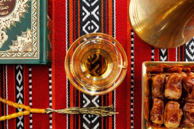 Arapça çay ve tarihleri ile ikonik Abrian kumaş simgelediği Arap konukseverliği