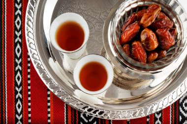 Arapça çay ve tarihleri ile ikonik Abrian kumaş simgelediği Arap konukseverliği