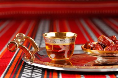 Arapça çay ve tarihleri ile ikonik Abrian kumaş simgelediği Arap konukseverliği