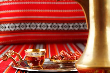 Arapça çay ve tarihleri ile ikonik Abrian kumaş simgelediği Arap konukseverliği