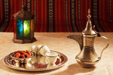 Arapça çay ve tarihleri ile ikonik Abrian kumaş simgelediği Arap konukseverliği
