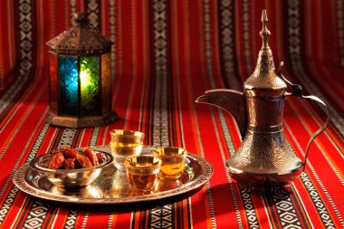 Arapça çay ve tarihleri ile ikonik Abrian kumaş simgelediği Arap konukseverliği