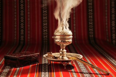 Bukhoor genellikle birçok Arap ülkesinde bir mabkhara içinde yanmış