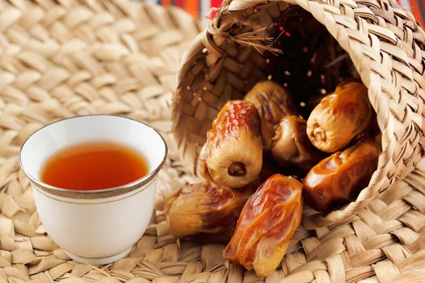 Arapça çay ve tarihleri ile ikonik Abrian kumaş simgelediği Arap konukseverliği