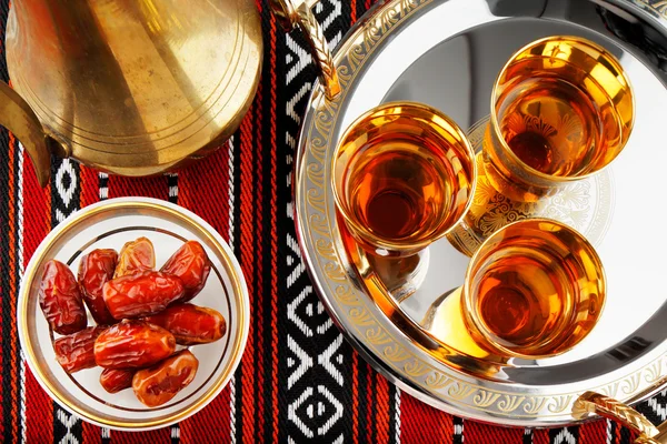 Iconic Abrian fabric with Arabic tea and dates symbolise Arabian hospitality — Stock Photo, Image