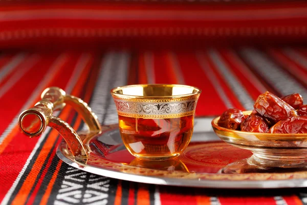 Iconic Abrian fabric with Arabic tea and dates symbolise Arabian hospitality — Stock Photo, Image