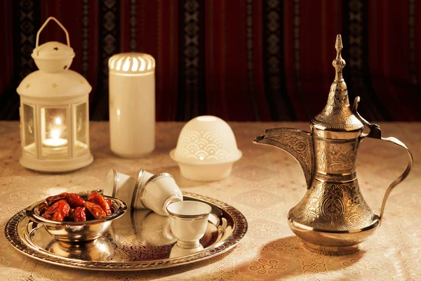 Iconic Abrian fabric with Arabic tea and dates symbolise Arabian hospitality — Stock Photo, Image