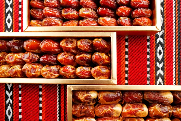 Dates arranged on Arabian woven fabric — Stock Photo, Image