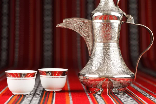 Kwiecisty arabskich filiżanki i dzbanek do herbaty dallah — Zdjęcie stockowe