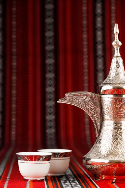 Xícaras de chá arábico ornamentado e uma panela de chá dallah — Fotografia de Stock