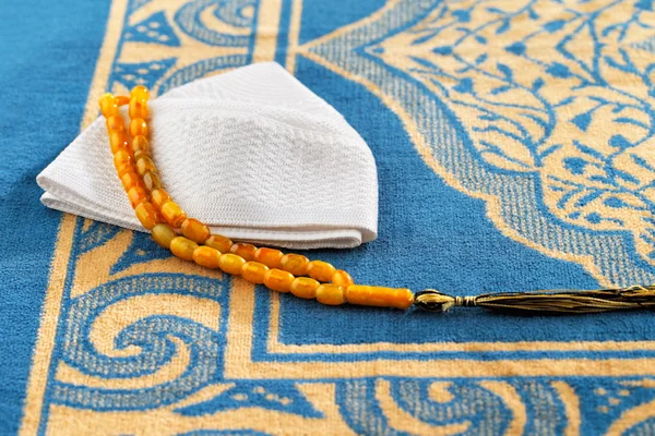 The Masbaha, also known as Tasbih with the Quran — Stock Photo, Image