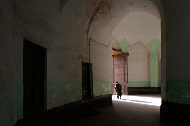 Yaşlı bir adam kimliği Kah Camii, Kaşgar, Sincan privince, Çin bırakır. Çin'deki en büyük Camisi bu.