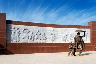 Kaşgar, Çin antik kentinde pişirme kutlamak için modern bir heykel