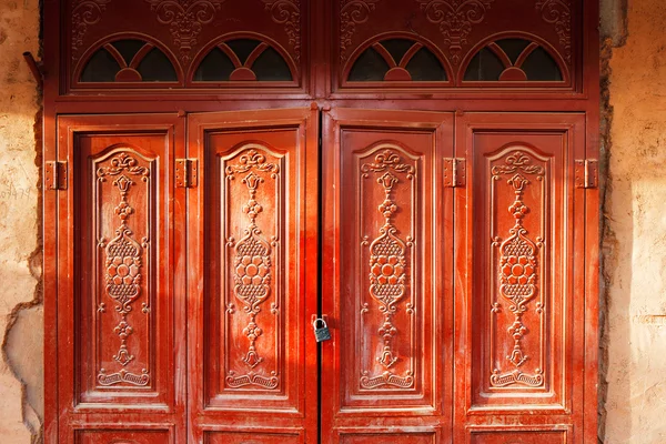 Puertas adornadas son muy comunes en la antigua ciudad de Kashgar, China — Foto de Stock