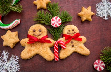 Zencefilli kurabiye, şeker, köknar dalı eski ahşap tahta üzerinde Noel arka plan