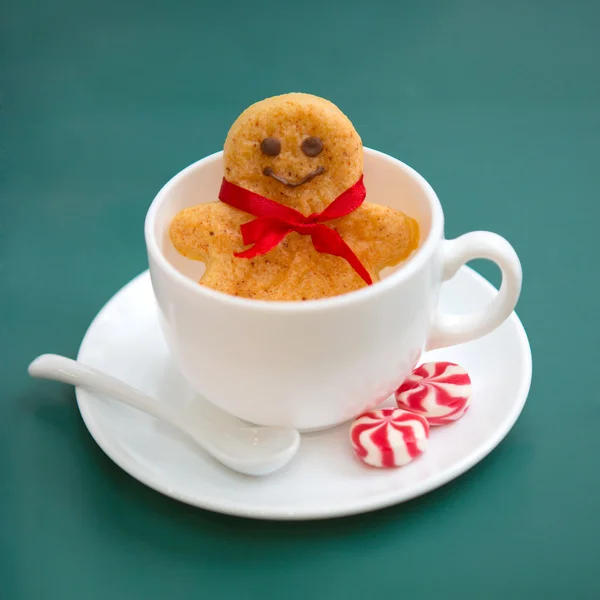 Gingerbread cookie men in a cup — Stock Photo, Image