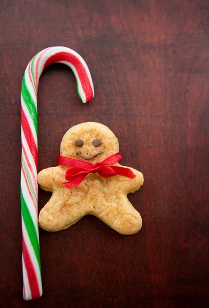 Lebkuchenmann, Bonbons auf dem alten Holzbrett — Stockfoto