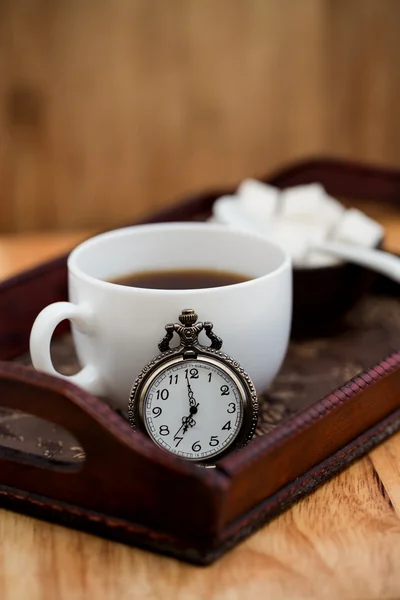 Uma xícara de café, açúcar e relógios vintage. Ainda vida . Fotografia De Stock