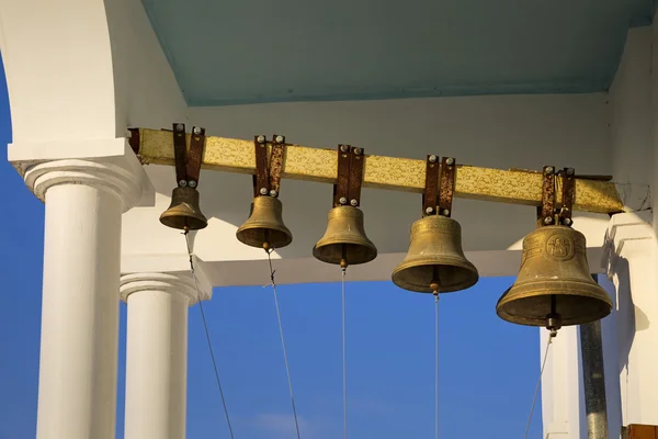 Klokkentoren van de orthodoxe kerk. — Stockfoto