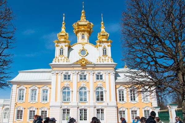 Petrodvorets Iglesia de los Santos Pedro y Pablo en Peterhof, San Petersburgo, Rusia —  Fotos de Stock