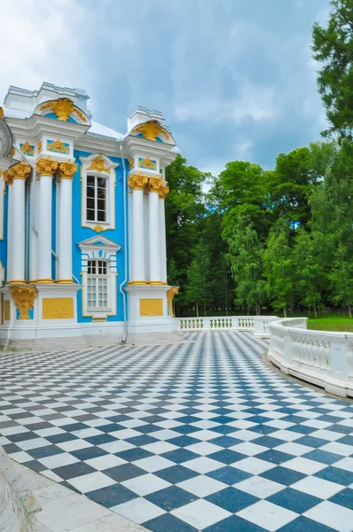 Luxuriöses palais in peterhof st. petersburg, russland, sommer — Stockfoto