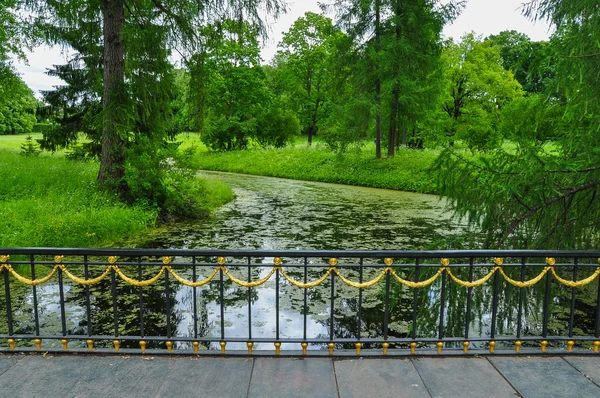 Hermoso museo de arquitectura paisajística - un conjunto de Peterhof. Rusia . — Foto de Stock