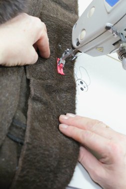 Dikiş makinesi üzerinde çalış..