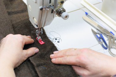 Dikiş makinesi üzerinde çalış..