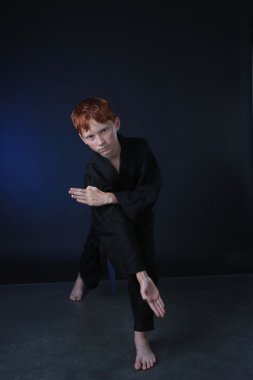 Karate sıcak zombi saldırı