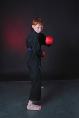 Karate sıcak zombi saldırı