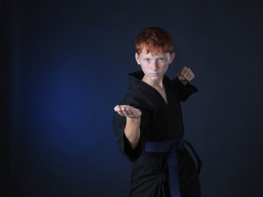 Karate sıcak zombi saldırı