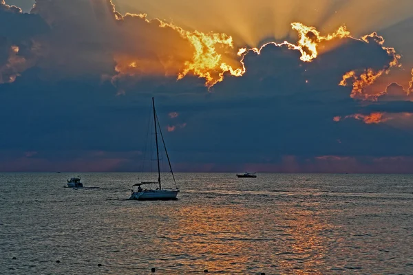 Pôr do sol sobre o mar. — Fotografia de Stock