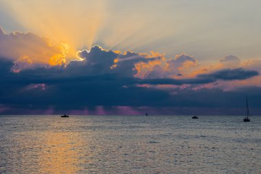 Denizin üzerinde gün batımı.