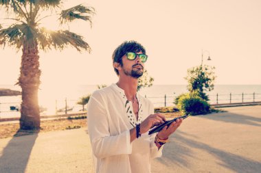 Genç hipster adam rahat bez deniz dijital tablet ile