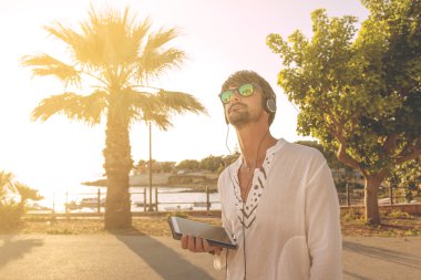 genç adam rahat kıyafetler yaz aylarında dijital tablet ile bir