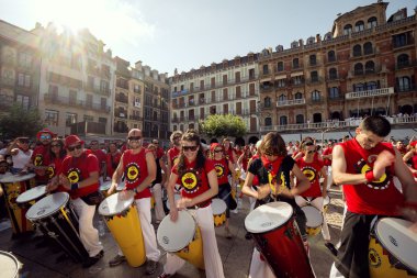 İspanya Navarra Pamplona 10 Temmuz 2015 grup ünlü café Iruna önünde davul çalma