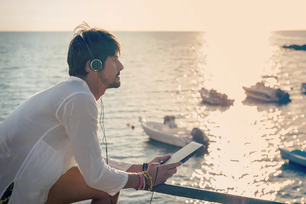 Mirando al mar en una tarde soleada — Foto de Stock