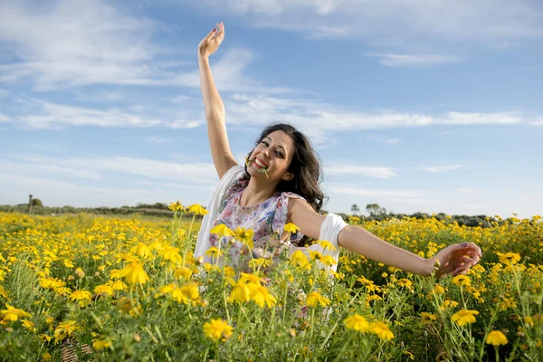 Geluk vrouw verblijf buiten onder zonlicht van zonsondergang — Stockfoto