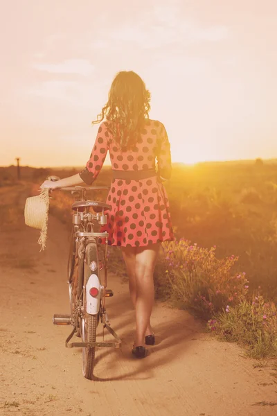Дівчина з прогулянкою на велосипеді в сільській місцевості — стокове фото