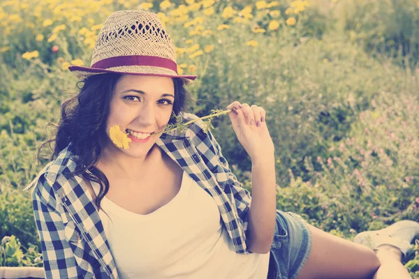 Cute girl on the daisy flowers field — Stock Photo, Image