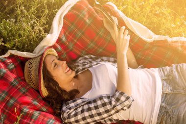 bir battaniye bir tablete okuma