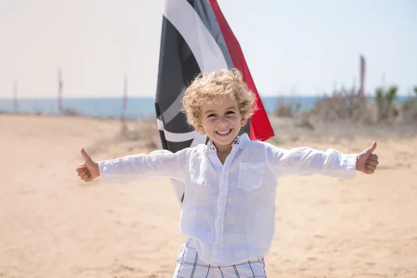 Kleiner Junge spielt glücklich am Strand — Stockfoto
