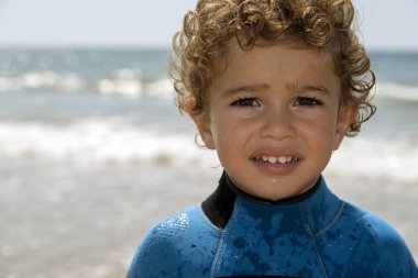 Oynak çocukla deniz arka plan üzerinde sahilde portresi
