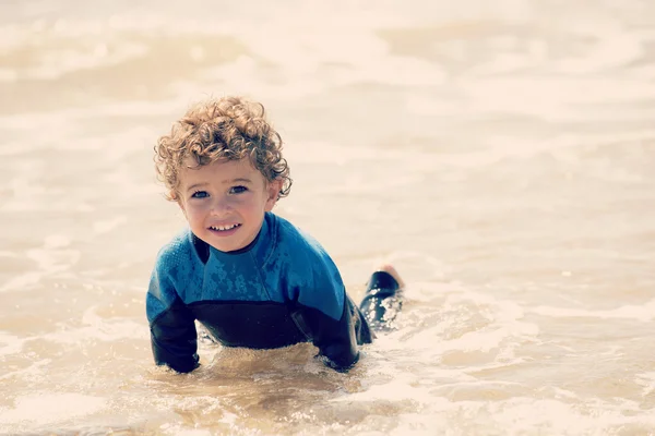 Jeune garçon jouant sur le rivage — Photo