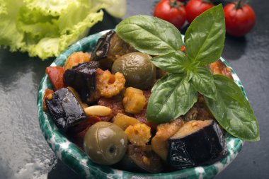 caponata patlıcan tipik Sicilya salatası ile kase