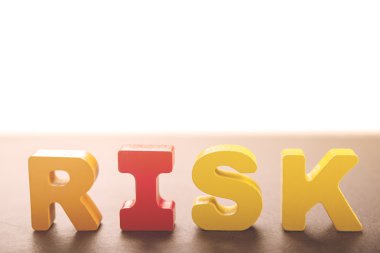 ahşap harf kelime risk oluşturur