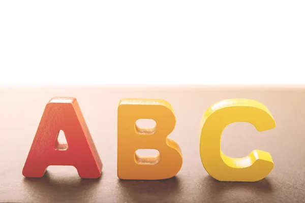 Trä bokstäver bildar ordet abc — Stockfoto