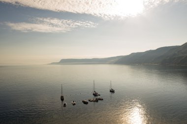 arka ışığı demirli deniz araçları ile Deniz Manzaralı