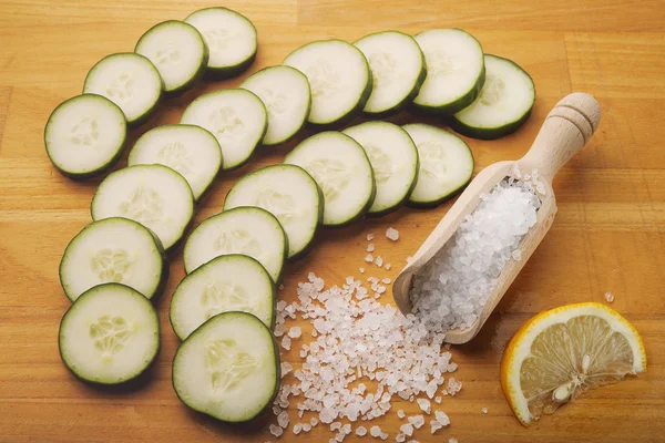 Salt and cucumber — Stock Photo, Image