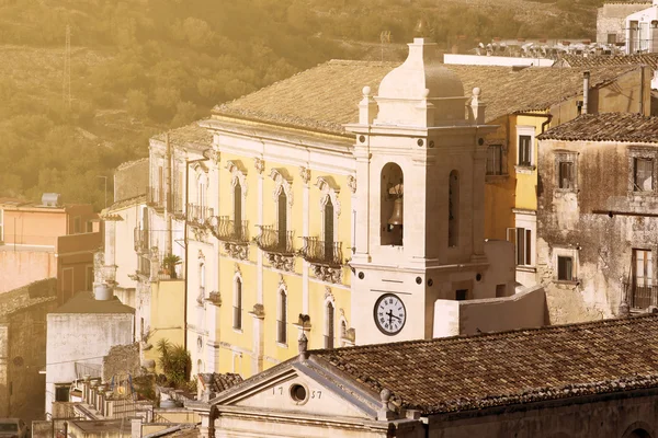 Церковный колокол в городе Рагуза Ибла на Сицилии — стоковое фото